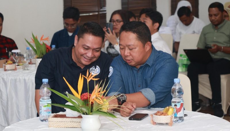 Kepala BP2RD Mochtar Hasim dan Sekda Kota Ternate, Rizal Marsaoly. Foto: Istimewa