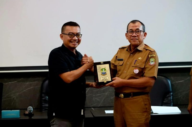 Asisten Daerah II Kota Bekasi, Innayatullah Bersama Ketua Pansis I Revisi RTRW, Junaidi Bahruddin. (Istimewa)