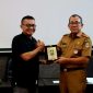 Asisten Daerah II Kota Bekasi, Innayatullah Bersama Ketua Pansis I Revisi RTRW, Junaidi Bahruddin. (Istimewa)