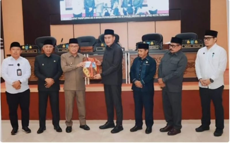 Penyerahan LKPJ Tahun 2025 oleh Wali Kota Ternate ke Ketua DPRD Kota Ternate