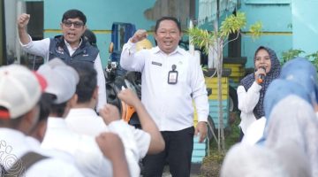 Sekda Kota Ternate, Rizal Marsaoly didampingi Kepala Dinas PUPR Kota Ternate, Rus'an M. Nur Taib dalam Program Rabu Menyapa. (Dok. Diskominfo Ternate)