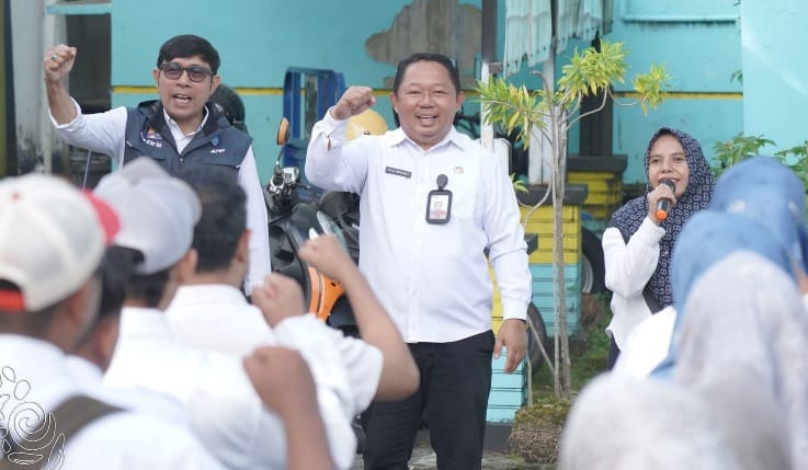 Sekda Kota Ternate, Rizal Marsaoly didampingi Kepala Dinas PUPR Kota Ternate, Rus'an M. Nur Taib dalam Program Rabu Menyapa. (Dok. Diskominfo Ternate)