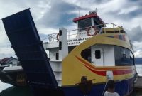 KMP Sula Bahagia Berlabu di Pelabuhan Desa Bajo, Kabupaten Kepulauan Sula. (RakyatMu) 