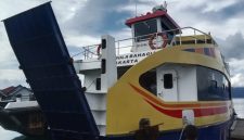 KMP Sula Bahagia Berlabu di Pelabuhan Desa Bajo, Kabupaten Kepulauan Sula. (RakyatMu)