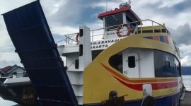 KMP Sula Bahagia Berlabu di Pelabuhan Desa Bajo, Kabupaten Kepulauan Sula. (RakyatMu) 