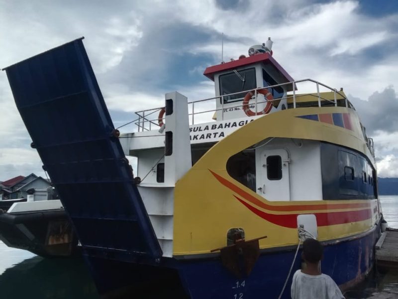 KMP Sula Bahagia Berlabu di Pelabuhan Desa Bajo, Kabupaten Kepulauan Sula. (RakyatMu)