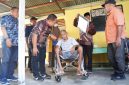 Sekda Kota Ternate, Rizal Marsaoly saat memberikan bantuan untuk warga Kampung Pisang. (Istimewa)