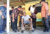 Sekda Kota Ternate, Rizal Marsaoly saat memberikan bantuan untuk warga Kampung Pisang. (Istimewa)