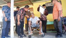 Sekda Kota Ternate, Rizal Marsaoly saat memberikan bantuan untuk warga Kampung Pisang. (Istimewa)