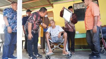 Sekda Kota Ternate, Rizal Marsaoly saat memberikan bantuan untuk warga Kampung Pisang. (Istimewa)