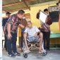 Sekda Kota Ternate, Rizal Marsaoly saat memberikan bantuan untuk warga Kampung Pisang. (Istimewa)