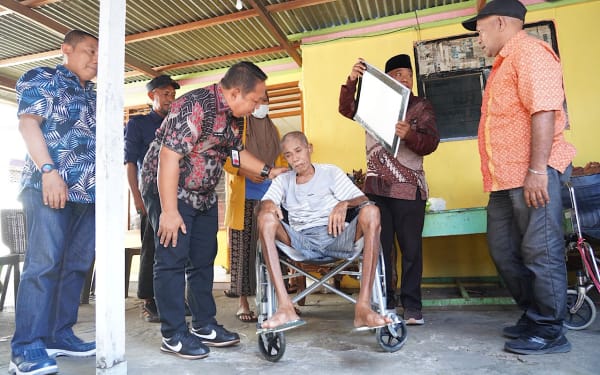Sekda Kota Ternate, Rizal Marsaoly saat memberikan bantuan untuk warga Kampung Pisang. (Istimewa)