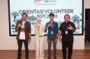 Sekretaris Daerah Kota Ternate, Rizal Marsaoly (kameja hitam) saat berfoto dengan relawan (istimewa)