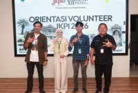 Sekretaris Daerah Kota Ternate, Rizal Marsaoly (kameja hitam) saat berfoto dengan relawan (istimewa)