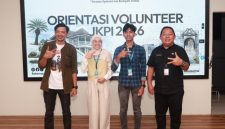 Sekretaris Daerah Kota Ternate, Rizal Marsaoly (kameja hitam) saat berfoto dengan relawan (istimewa)