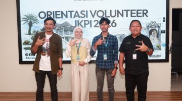 Sekretaris Daerah Kota Ternate, Rizal Marsaoly (kameja hitam) saat berfoto dengan relawan (istimewa)
