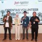 Sekretaris Daerah Kota Ternate, Rizal Marsaoly (kameja hitam) saat berfoto dengan relawan (istimewa)