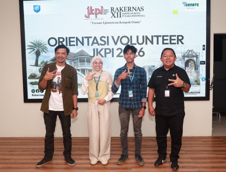 Sekretaris Daerah Kota Ternate, Rizal Marsaoly (kameja hitam) saat berfoto dengan relawan (istimewa)