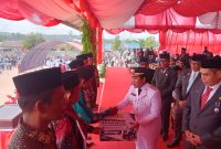 Bupati Pulau Taliabu, Sahlsabila Widya Lufitalia Mus menyerahkan Alat dan Mesin Pertanian kepada sejumlah kelompok tani