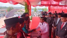 Bupati Pulau Taliabu, Sahlsabila Widya Lufitalia Mus menyerahkan Alat dan Mesin Pertanian kepada sejumlah kelompok tani