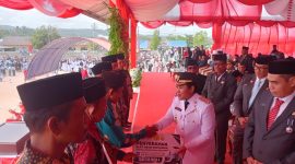 Bupati Pulau Taliabu, Sahlsabila Widya Lufitalia Mus menyerahkan Alat dan Mesin Pertanian kepada sejumlah kelompok tani 