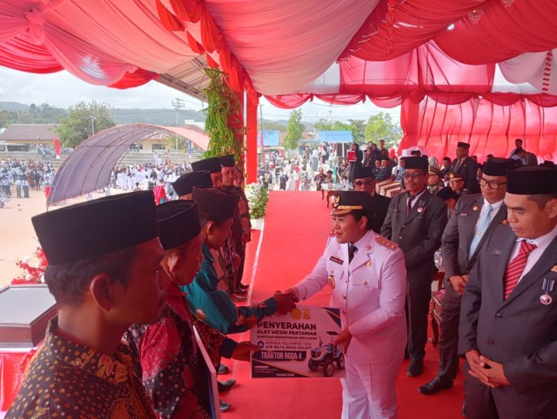 Bupati Pulau Taliabu, Sahlsabila Widya Lufitalia Mus menyerahkan Alat dan Mesin Pertanian kepada sejumlah kelompok tani