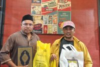 Warga Desa Tanjung Una Pulau Taliabu Terima Bantuan dari Anggota DPD RI, Hasby Yusuf. (RakyatMu)