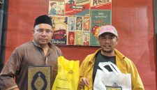 Warga Desa Tanjung Una Pulau Taliabu Terima Bantuan dari Anggota DPD RI, Hasby Yusuf. (RakyatMu)