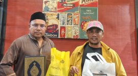 Warga Desa Tanjung Una Pulau Taliabu Terima Bantuan dari Anggota DPD RI, Hasby Yusuf. (RakyatMu)