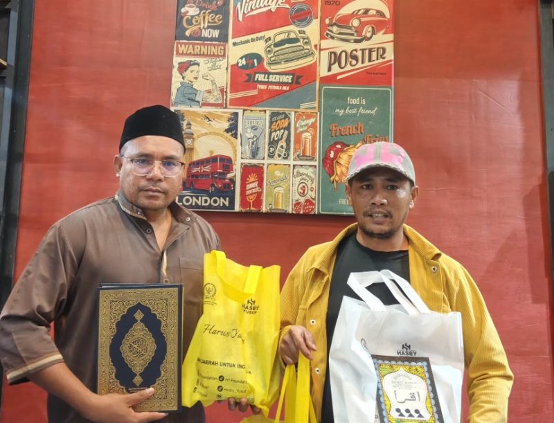 Warga Desa Tanjung Una Pulau Taliabu Terima Bantuan dari Anggota DPD RI, Hasby Yusuf. (RakyatMu)