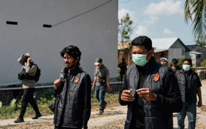 Penyidik Ditreskrimsus Polda Maluku Utara di Pulau Taliabu. (Ikhy)