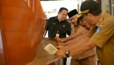 Panitia Rakernas JKPI XII Hias Ruang Kedatangan Kontingen di Bandara Sultan Babullah Ternate. (Istimewa/RakyatMu)