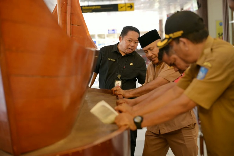 Panitia Rakernas JKPI XII Hias Ruang Kedatangan Kontingen di Bandara Sultan Babullah Ternate. (Istimewa/RakyatMu)