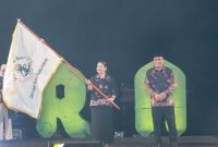 Wali Kota Ternate, M. Tauhid Soleman Menyerahkan Pataka Estafet Kepemimpinan Tuan Rumah Rakernas JKPI ke-XIII tahun 2027 ke Kota Bandung. (Onky for RakyatMu)