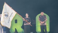Wali Kota Ternate, M. Tauhid Soleman Menyerahkan Pataka Estafet Kepemimpinan Tuan Rumah Rakernas JKPI ke-XIII tahun 2027 ke Kota Bandung. (Onky for RakyatMu)