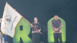 Wali Kota Ternate, M. Tauhid Soleman Menyerahkan Pataka Estafet Kepemimpinan Tuan Rumah Rakernas JKPI ke-XIII tahun 2027 ke Kota Bandung. (Onky for RakyatMu)