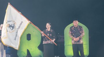 Wali Kota Ternate, M. Tauhid Soleman Menyerahkan Pataka Estafet Kepemimpinan Tuan Rumah Rakernas JKPI ke-XIII tahun 2027 ke Kota Bandung. (Onky for RakyatMu)