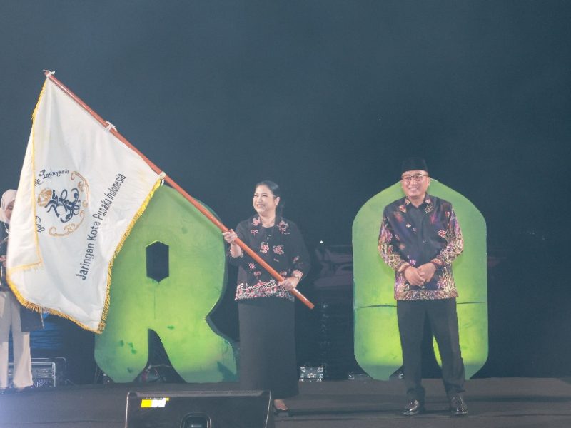 Wali Kota Ternate, M. Tauhid Soleman Menyerahkan Pataka Estafet Kepemimpinan Tuan Rumah Rakernas JKPI ke-XIII tahun 2027 ke Kota Bandung. (Onky for RakyatMu)