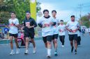 Sejumlah peserta memacu kecepatan saat melintasi rute jalanan Kota Ternate dalam ajang Fort to Fort Nusantara Jaya Run 2026.