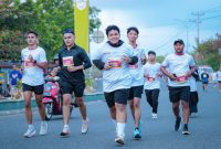 Sejumlah peserta memacu kecepatan saat melintasi rute jalanan Kota Ternate dalam ajang Fort to Fort Nusantara Jaya Run 2026.