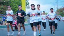 Sejumlah peserta memacu kecepatan saat melintasi rute jalanan Kota Ternate dalam ajang Fort to Fort Nusantara Jaya Run 2026.