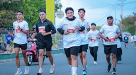 Sejumlah peserta memacu kecepatan saat melintasi rute jalanan Kota Ternate dalam ajang Fort to Fort Nusantara Jaya Run 2026.