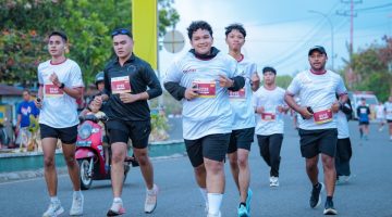 Sejumlah peserta memacu kecepatan saat melintasi rute jalanan Kota Ternate dalam ajang Fort to Fort Nusantara Jaya Run 2026.