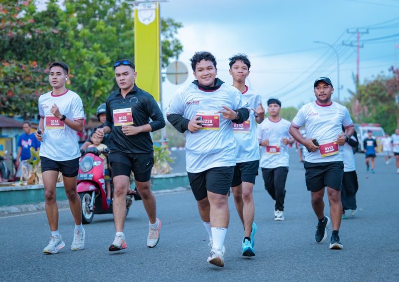 Sejumlah peserta memacu kecepatan saat melintasi rute jalanan Kota Ternate dalam ajang Fort to Fort Nusantara Jaya Run 2026.