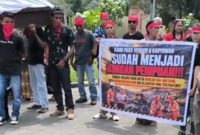 Ailansi Gempur Menggelar Aksi di Depan Kantor DPRD Halmahera Utara. (Istimewa/RakyatMu)