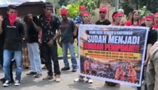 Ailansi Gempur Menggelar Aksi di Depan Kantor DPRD Halmahera Utara. (Istimewa/RakyatMu)