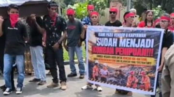 Ailansi Gempur Menggelar Aksi di Depan Kantor DPRD Halmahera Utara. (Istimewa/RakyatMu)