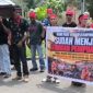 Ailansi Gempur Menggelar Aksi di Depan Kantor DPRD Halmahera Utara. (Istimewa/RakyatMu)