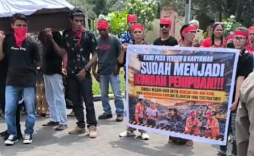 Ailansi Gempur Menggelar Aksi di Depan Kantor DPRD Halmahera Utara. (Istimewa/RakyatMu)