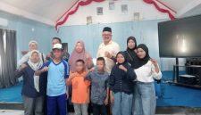 Kepala Dikbud Kabupaten Pulau Taliabu, Damrudin Rahman Lepas Peserta Lomba Festival Tunas Bahasa Ibu Tingkat Provinsi Maluku Utara. (Ikhy)